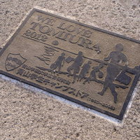 千葉県・原岡桟橋の足元にある碑とプレートの写真