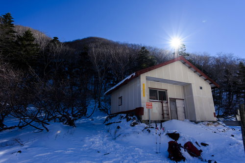 積雪期の日光白根山避難小屋と月夜の冬山風景