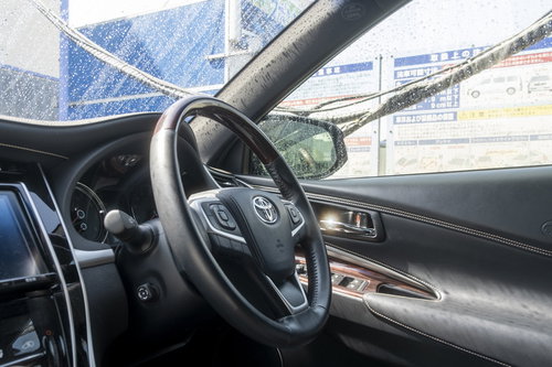 洗車中の誰もいない運転席のステアリングハンドル