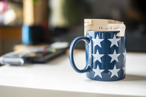 生活感のある星柄のマグカップでドリップコーヒー