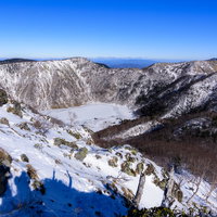 雪に包まれた日光白根山と外輪の山々の山稜の写真