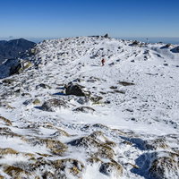 雪に包まれた日光白根山の山頂、青空とのコントラストの写真
