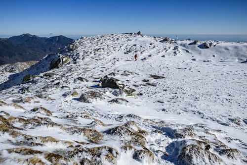 雪に包まれた日光白根山の山頂、青空とのコントラスト