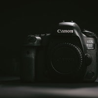 暗い背景に置かれたCanon EOS 5D Mark IVのボディの写真