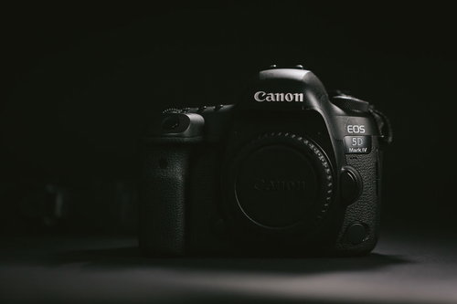 暗い背景に置かれたCanon EOS 5D Mark IVのボディ