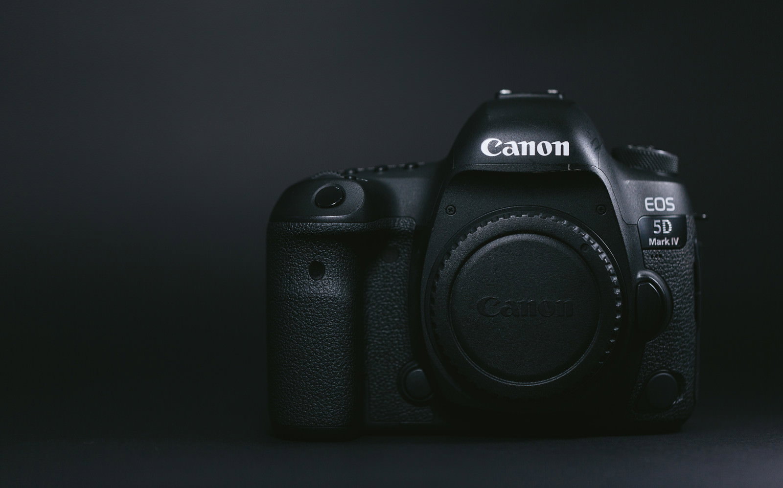 黒いCanon EOS 5D Mark IVの一眼レフカメラボディ