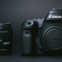 Canon EOS 5D Mark IVボディと24mm単焦点レンズの写真