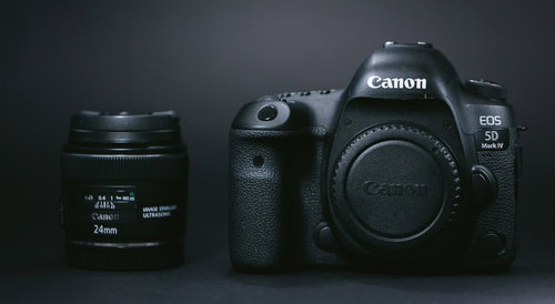 Canon EOS 5D Mark IVボディと24mm単焦点レンズ