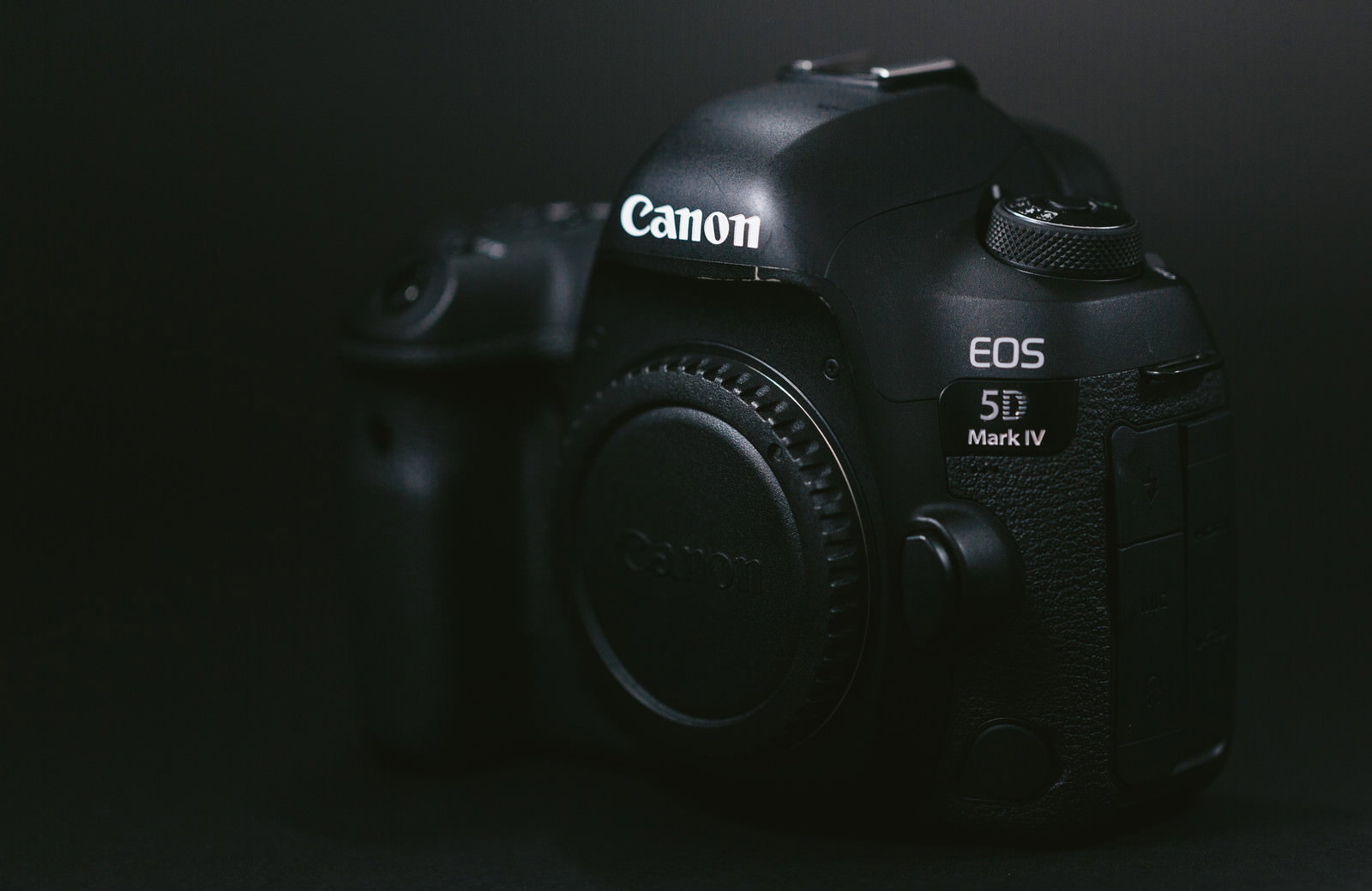 Canon EOS 5D Mark IVの黒いカメラボディ