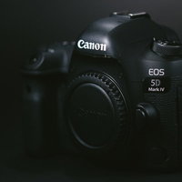 Canon EOS 5D Mark IVの真っ黒いボディの写真