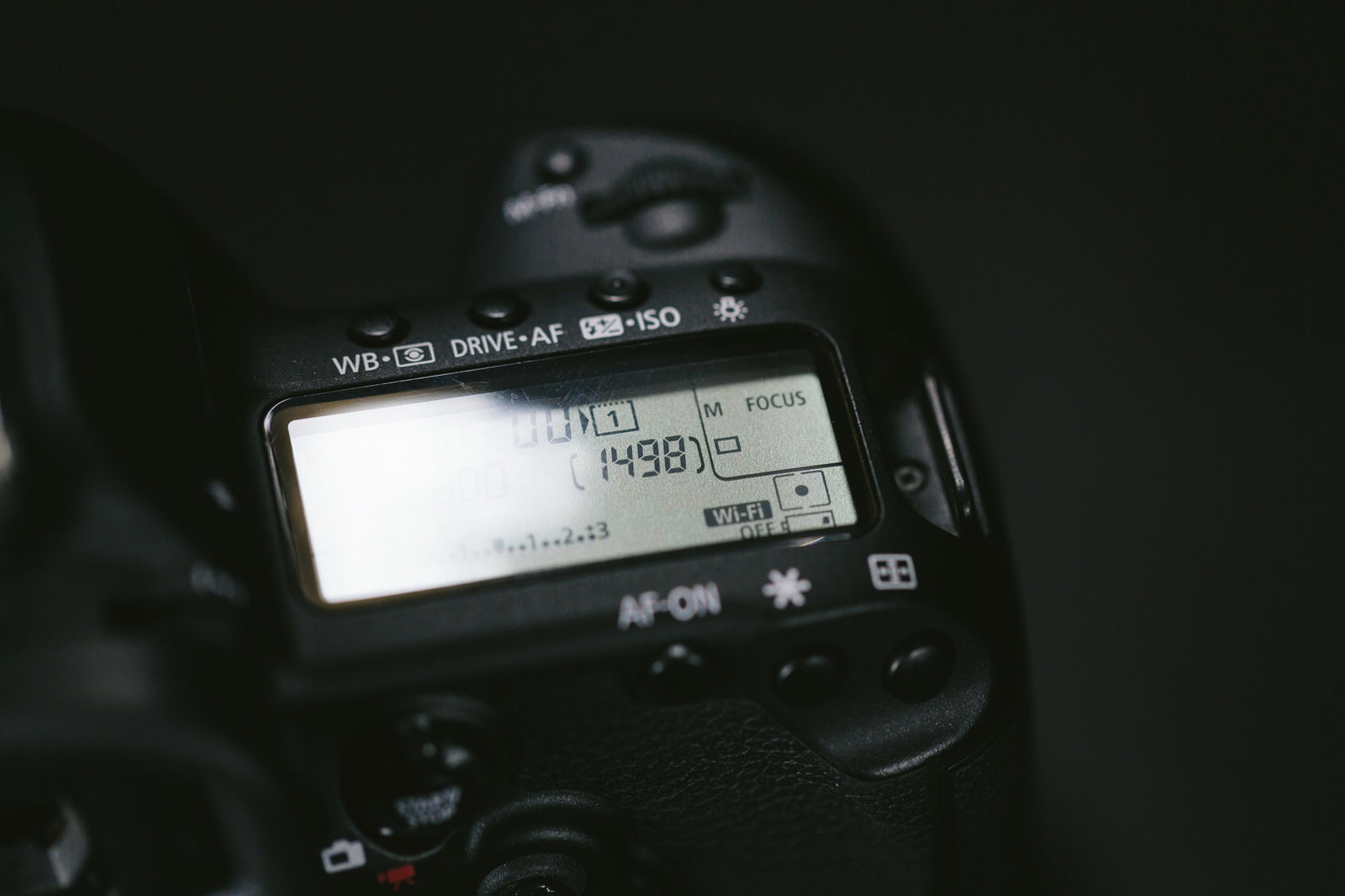 一眼レフの液晶画面に表示されたバッテリー警告