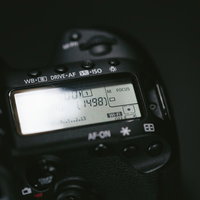 一眼レフの液晶画面に表示されたバッテリー残量わずかの警告の写真