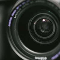 一眼レフカメラのレンズ玉を正面から捉えた機材アップの写真