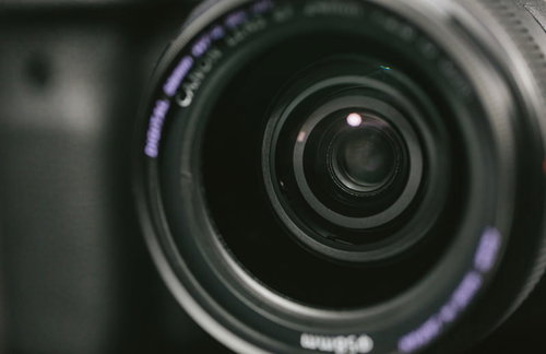 一眼レフカメラのレンズ玉を正面から捉えた機材アップ