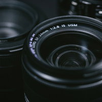 レンズと前玉を守るレンズフィルター付きの一眼レフレンズの写真