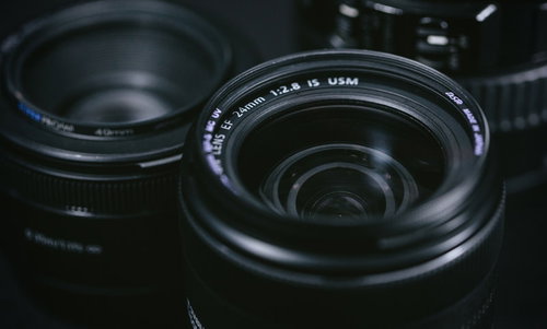 レンズと前玉を守るレンズフィルター付きの一眼レフレンズ