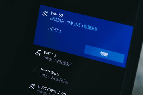 モニターに表示されたWiFi 5GHz接続設定画面