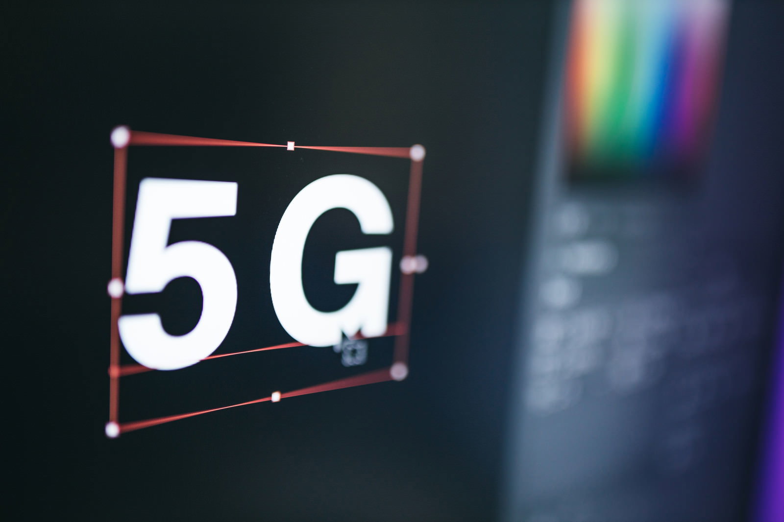黒い背景に光る5Gの文字が表示されたディスプレイ画面