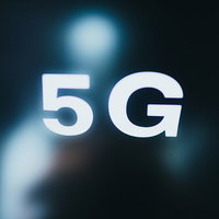 ブルーの光が輝く5G文字のテクノロジーネットワークの写真