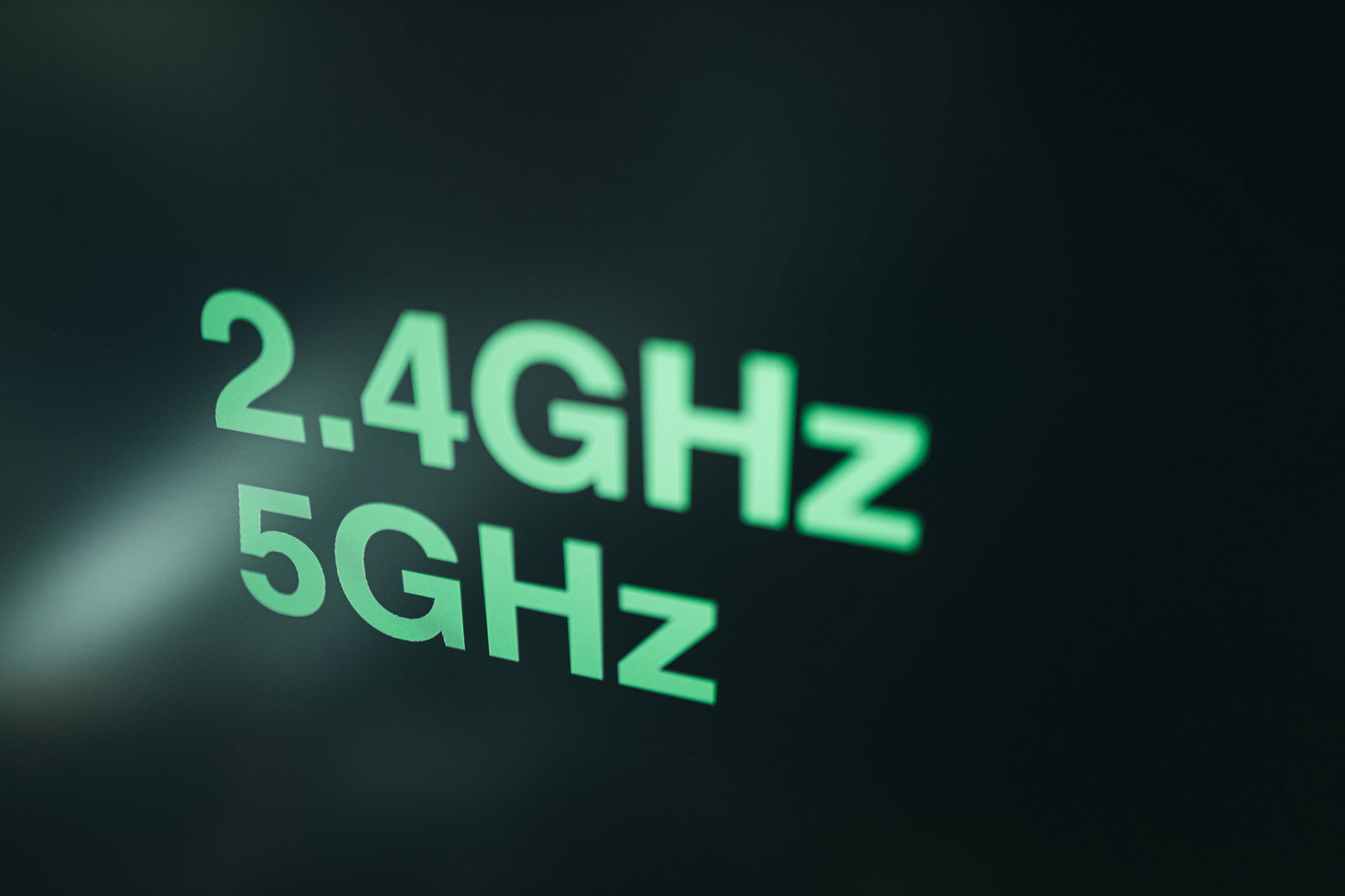 暗い背景に緑色で光る2.4GHzと5GHzの周波数表示