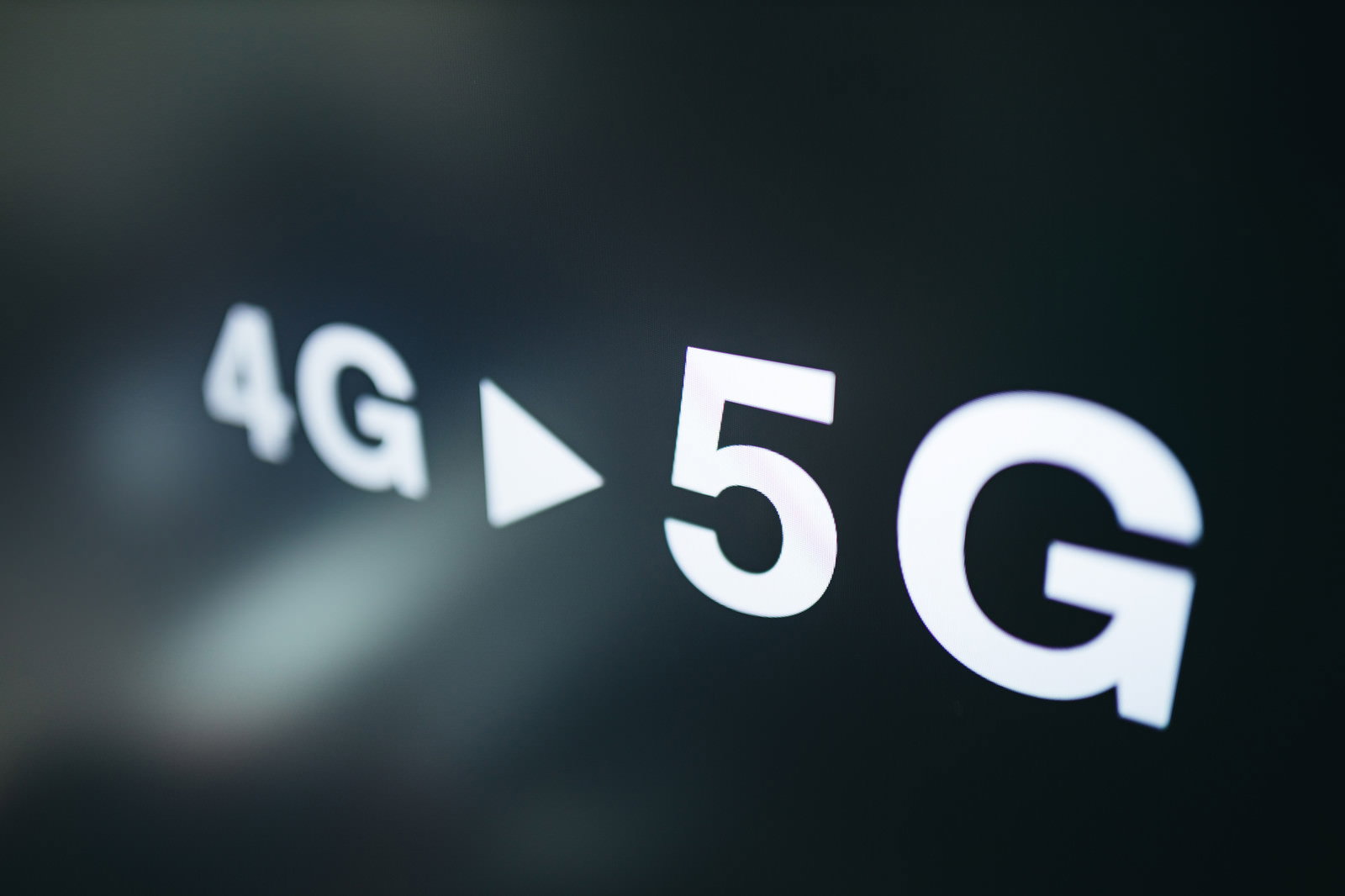 4Gから5Gへの進化を表す白い文字が暗い背景に浮かび上がる