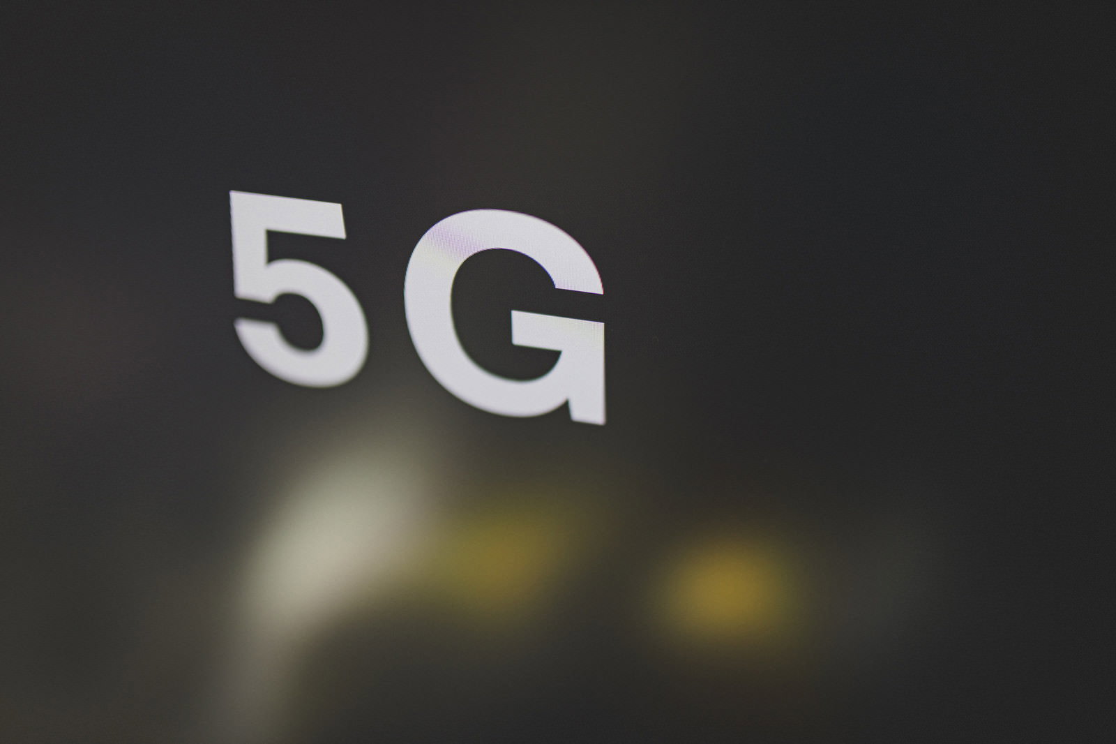 暗い背景に5Gの白い文字が表示されている