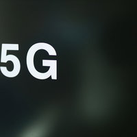 暗い背景に白く表示される5G（5th Generation）の写真