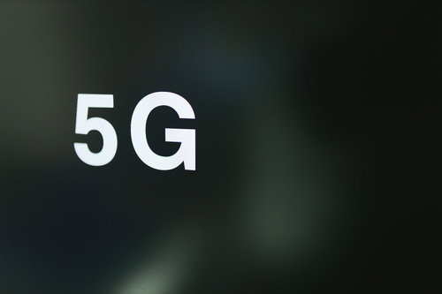 暗い背景に白く表示される5G（5th Generation）