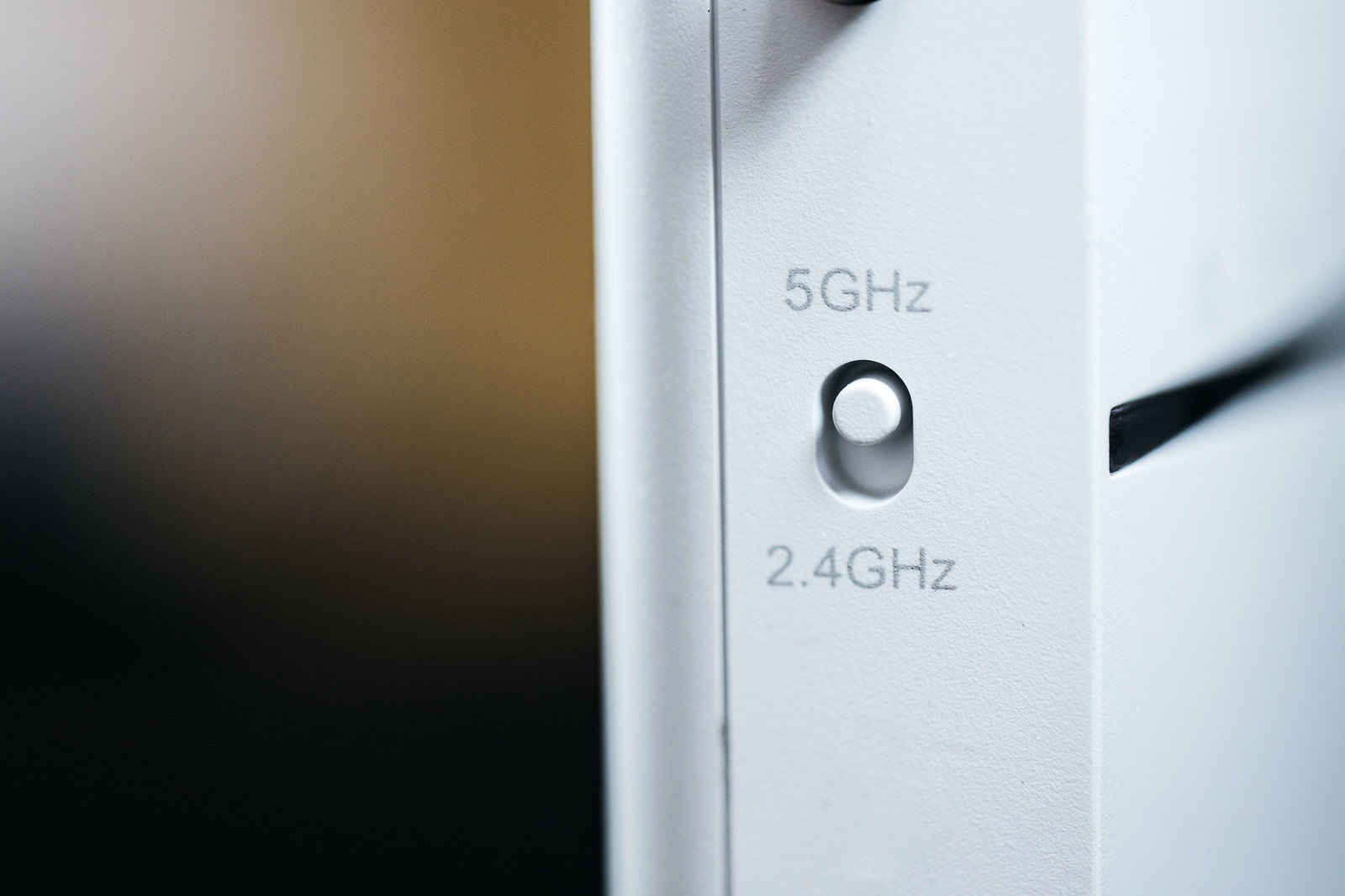 Wi-Fiルーターの5GHzと2.4GHz切り替えボタンのクローズアップ