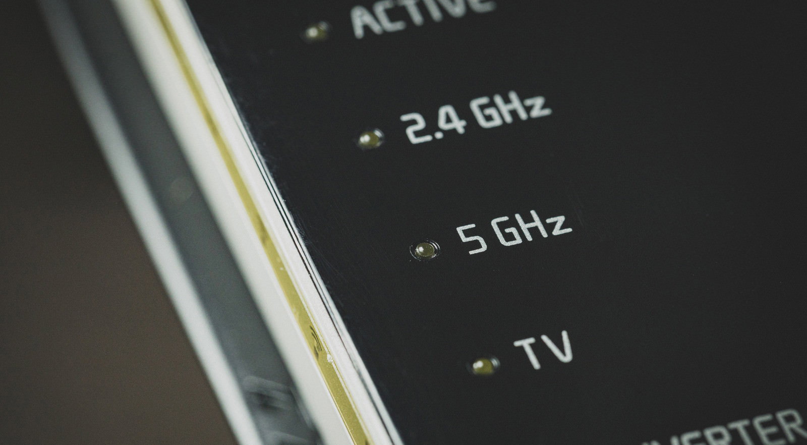 ルータの液晶画面に5GHzと2.4GHzの表示が見える写真