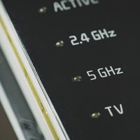 ルータの液晶画面に表示された5GHzと2.4GHzの無線設定の写真