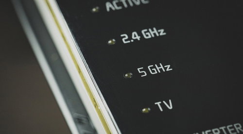 ルータの液晶画面に表示された5GHzと2.4GHzの無線設定