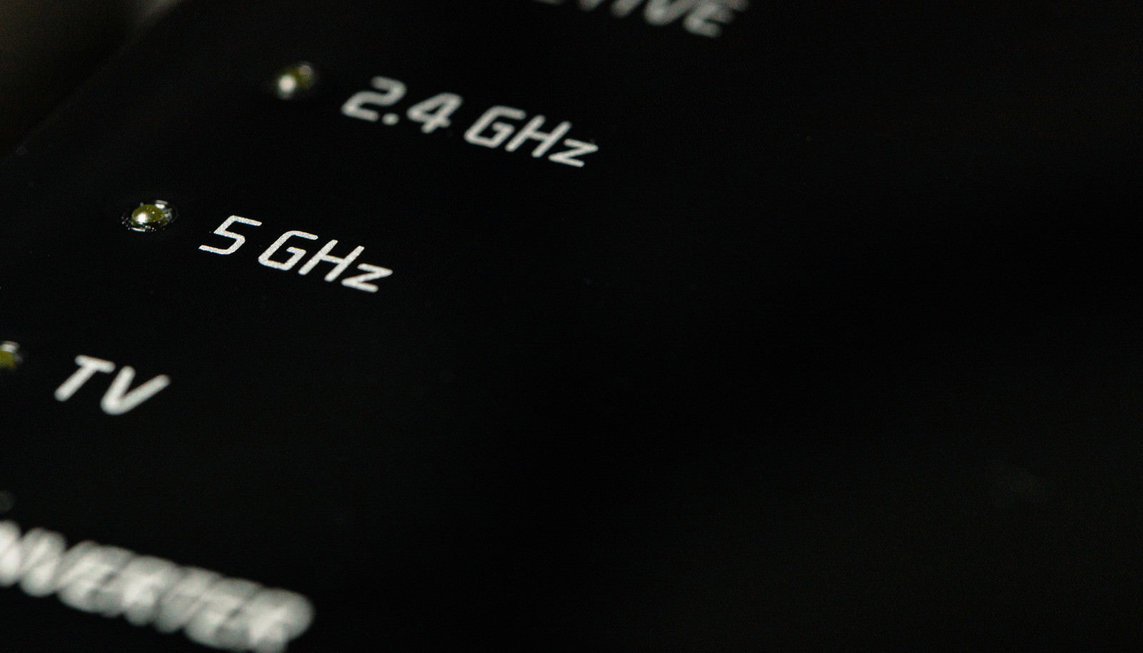 Wi-Fiルーターに表示された2.4GHzと5GHzの周波数文字
