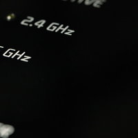 Wi-Fiルーターに表示された2.4GHzと5GHzの周波数の写真