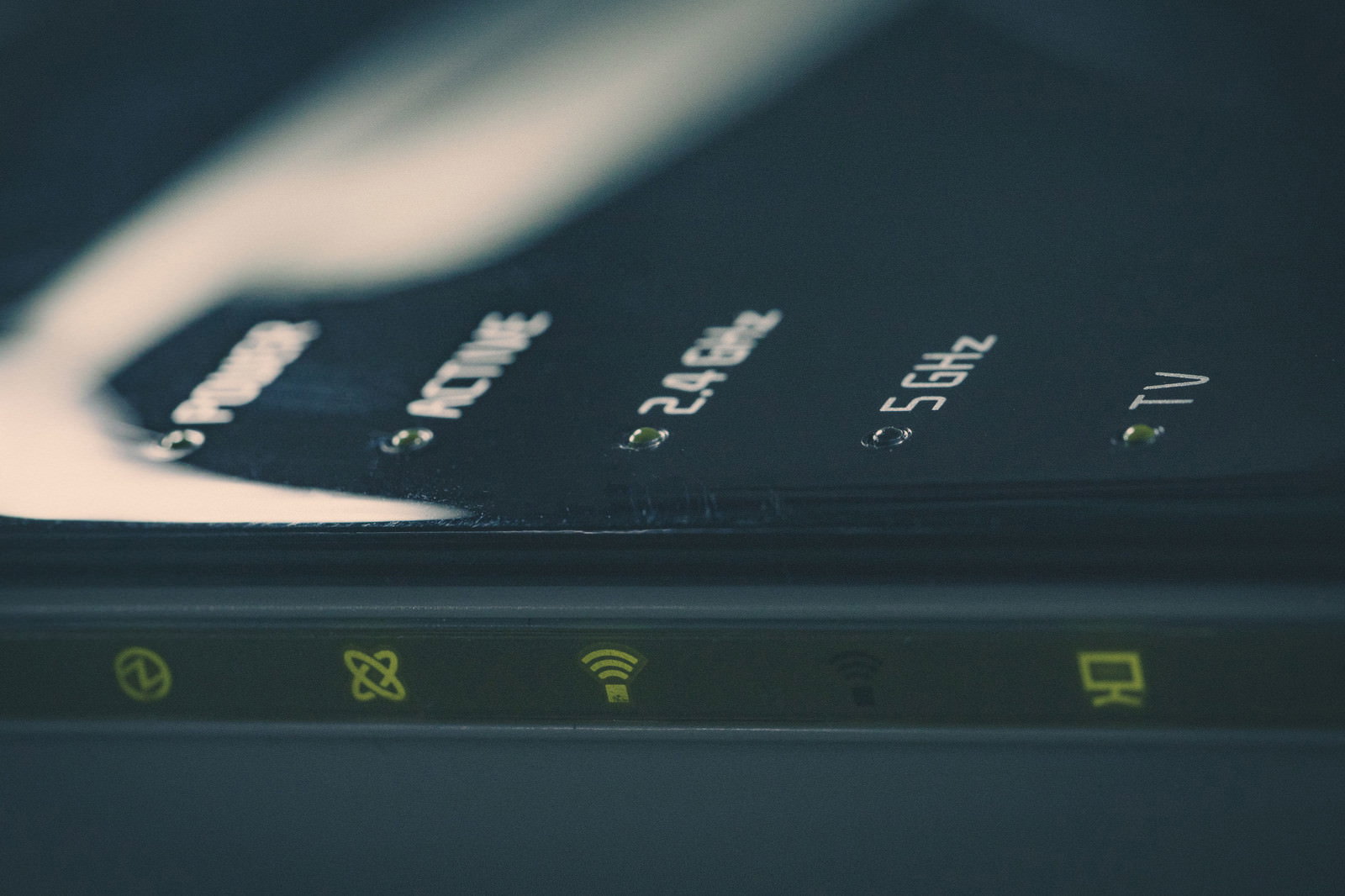 5GHz帯対応の無線ルータ、前面のランプが点灯している様子