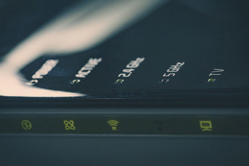 5GHz帯が利用できる無線ルータの前面パネル