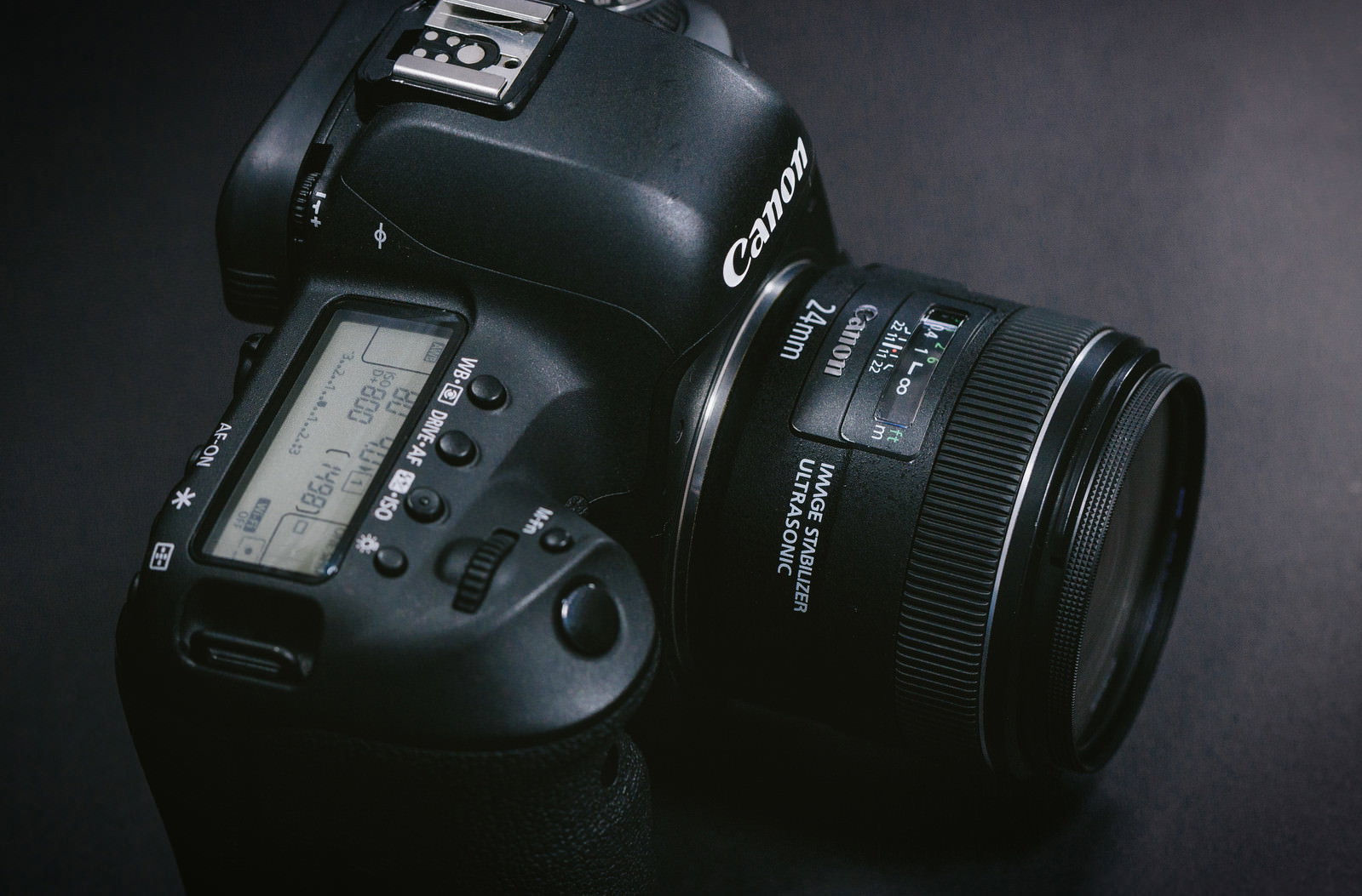 Canonの一眼レフカメラに24mm単焦点レンズを装着した状態