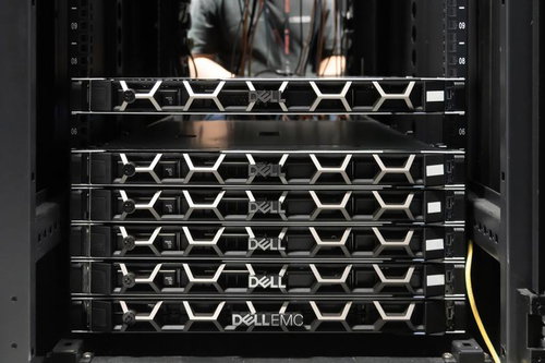 データセンターのサーバーラックをメンテナンスするインフラエンジニア