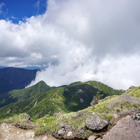雲が湧き上がる奥日光の日光白根山を含む山々の写真