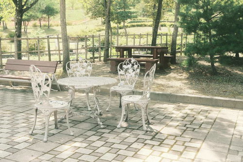 木漏れ日が差し込むガーデンテーブルセット