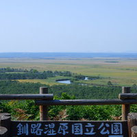 釧路湿原国立公園・細岡展望台からの眺望と案内看板の写真
