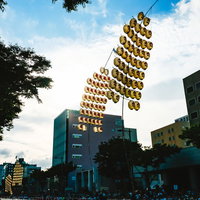 秋田の六魂祭で夜空に掲げられた竿燈と黄色い提灯の写真