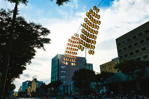 秋田の六魂祭で夜空に掲げられた竿燈と黄色い提灯