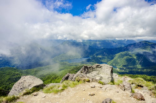 雲と青空が広がる日本百名山・日光白根山の山頂景色