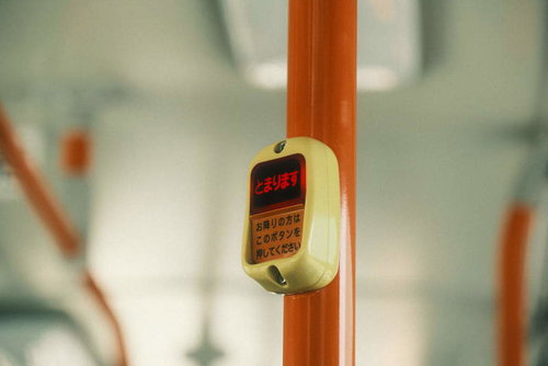 バスの車内に設置されたとまりますの押しボタン