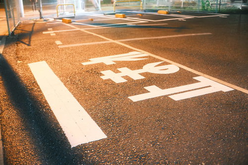 道路に描かれた止まれの位置を示す白い路面標示