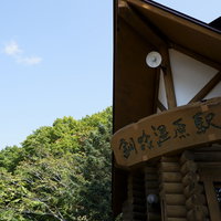 釧路湿原駅のJR北海道木造駅舎と駅名看板の写真