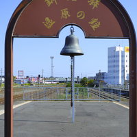 釧路駅のホームに設置された湿原の鐘とアーチ型の構造物の写真