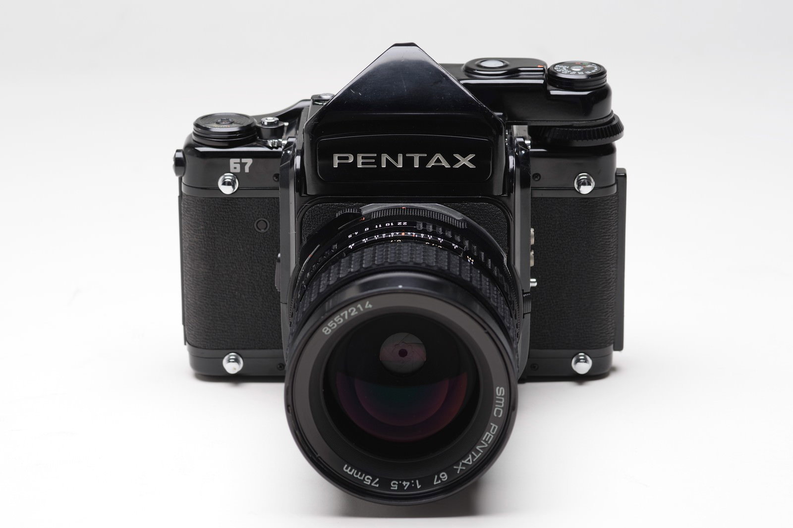 白い背景に置かれた黒いPENTAX 67フィルムカメラの正面写真