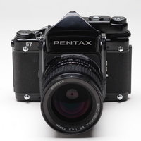 白い背景に正面から置かれたPENTAX 67フィルムカメラの写真
